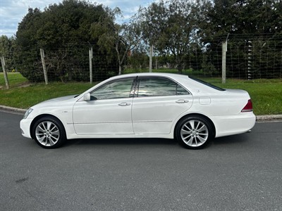 2004 Toyota Crown - Thumbnail